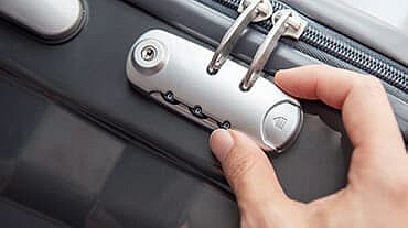 Как установить код на чемодане